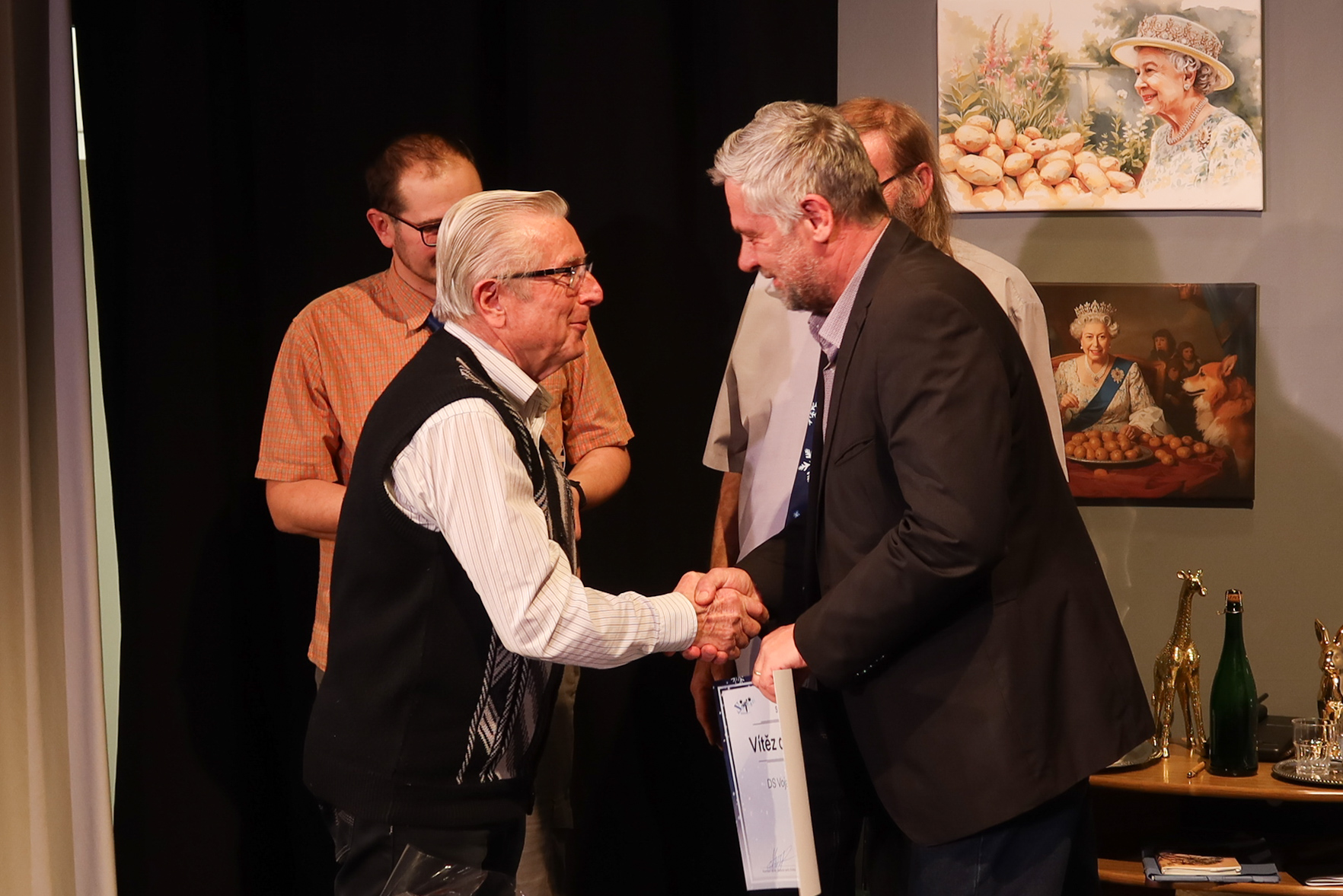 J. Vondruška přijímá gratulaci od starosty obce I. Sehnala